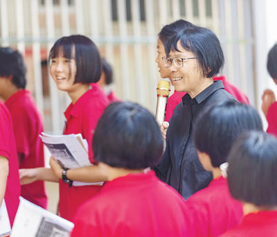 张桂梅(着黑衣者)和学生们在一起(2020年9月5日摄)。新华社记者 陈欣波摄